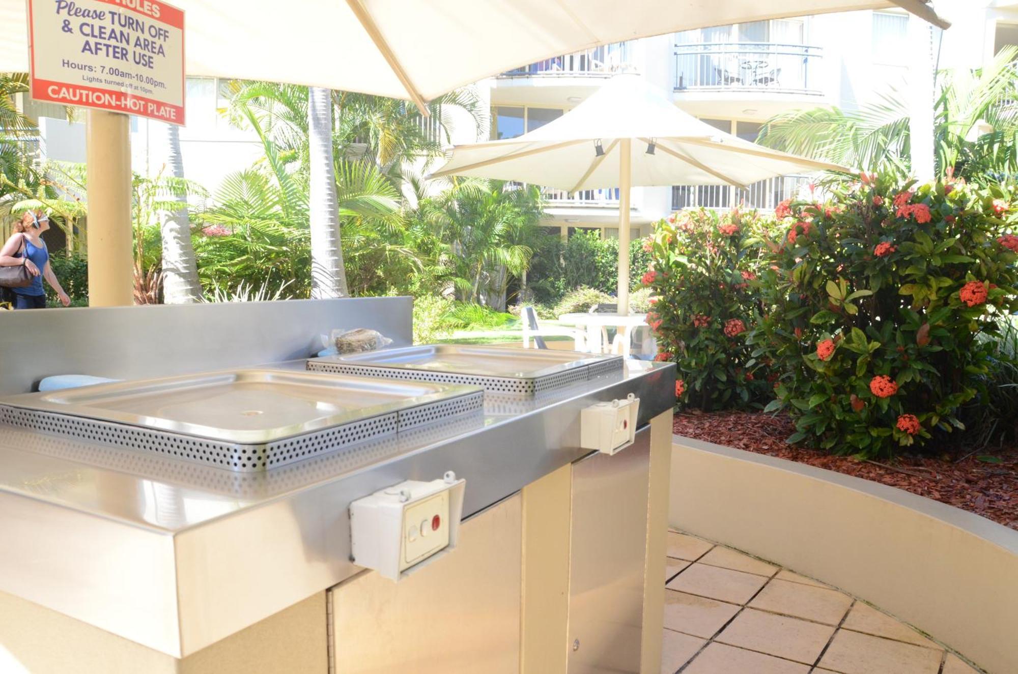 Golden Riviera Absolute Beachfront Resort Gold Coast Exterior photo