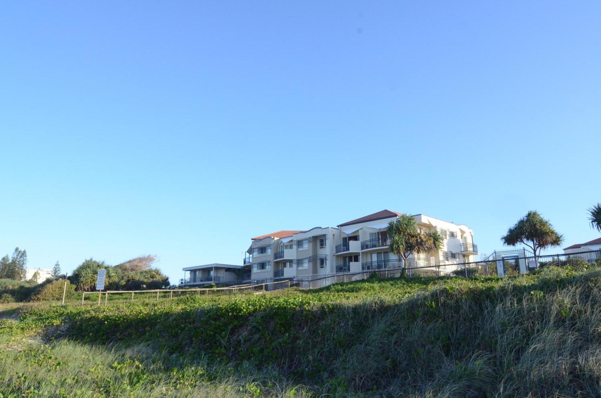 Golden Riviera Absolute Beachfront Resort Gold Coast Exterior photo