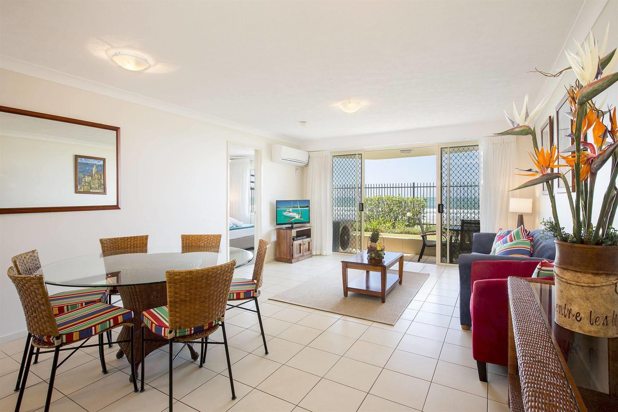 Golden Riviera Absolute Beachfront Resort Gold Coast Exterior photo