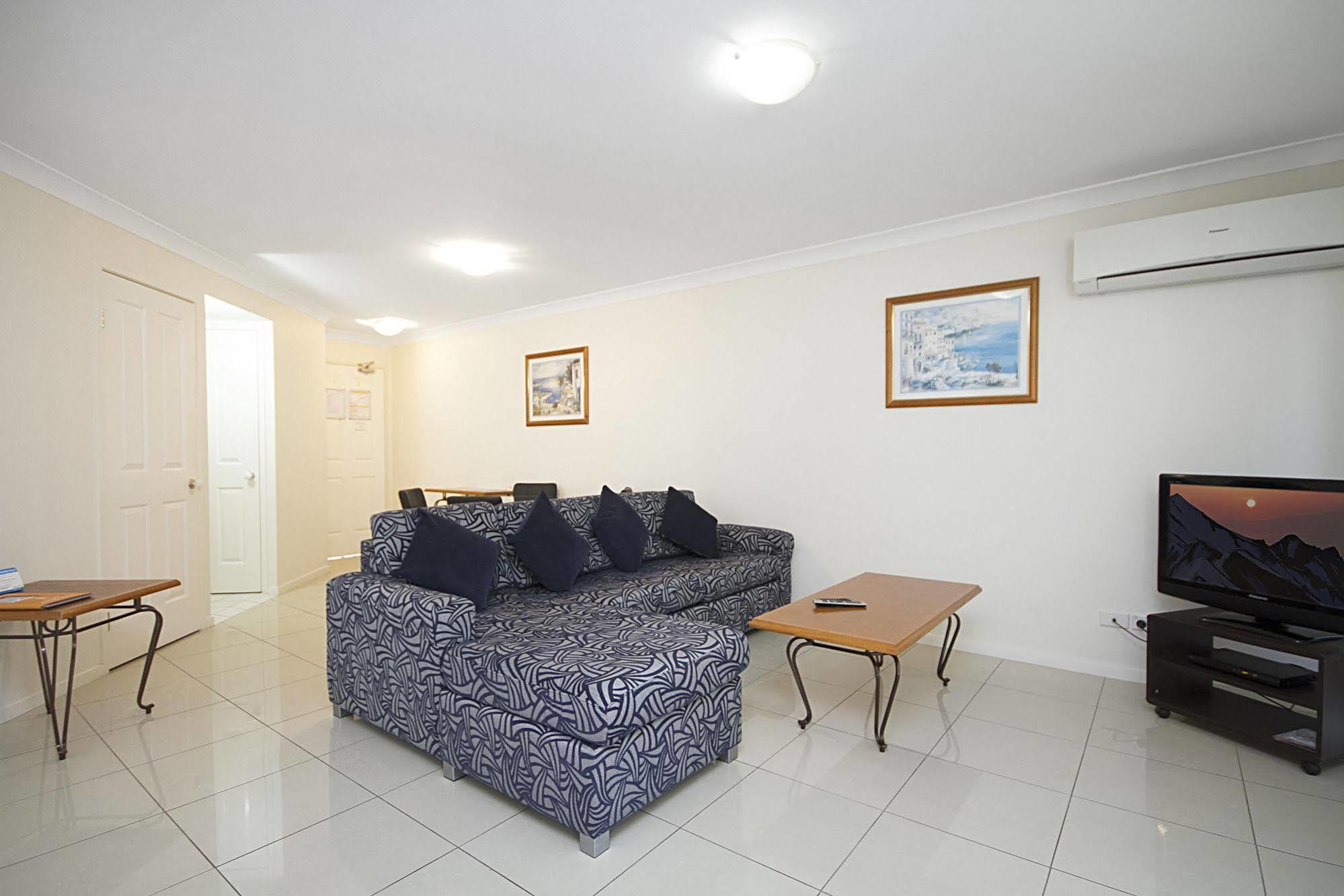 Golden Riviera Absolute Beachfront Resort Gold Coast Exterior photo